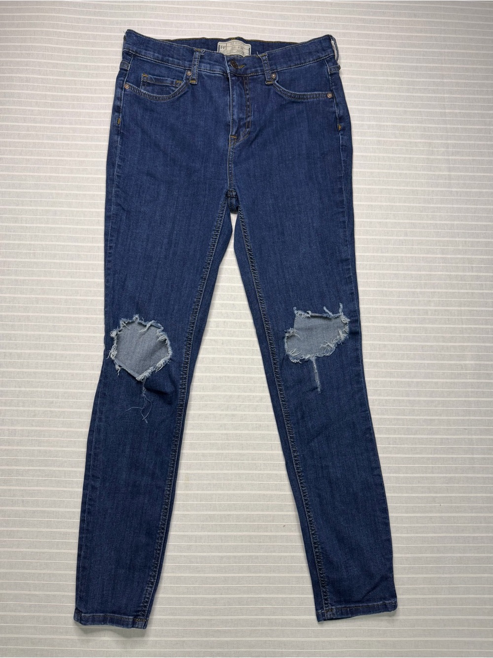 Free People Distressed Skinny Jeans – Size 28 🩵